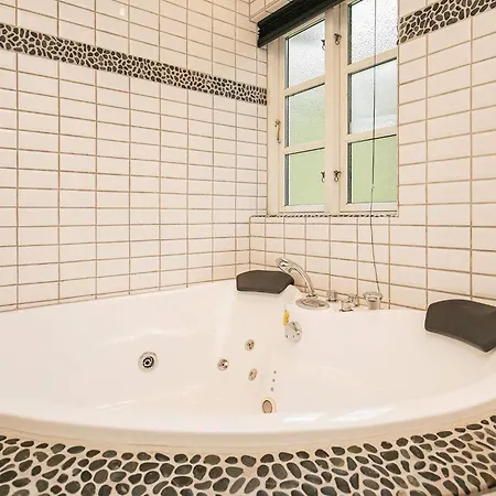 4 Person In Laeso-by Traum